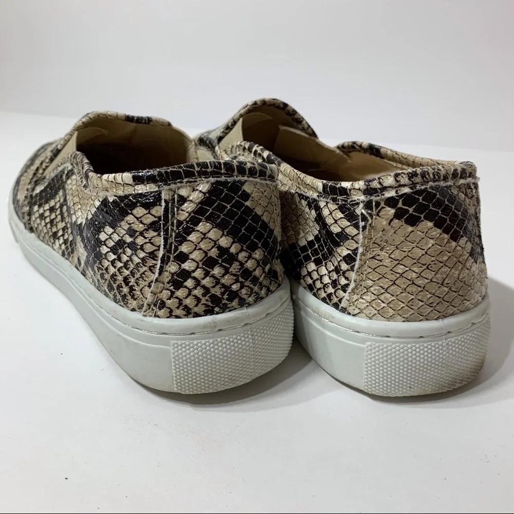 Adorable EUC Altar’d‎ State snakeskin print loafers